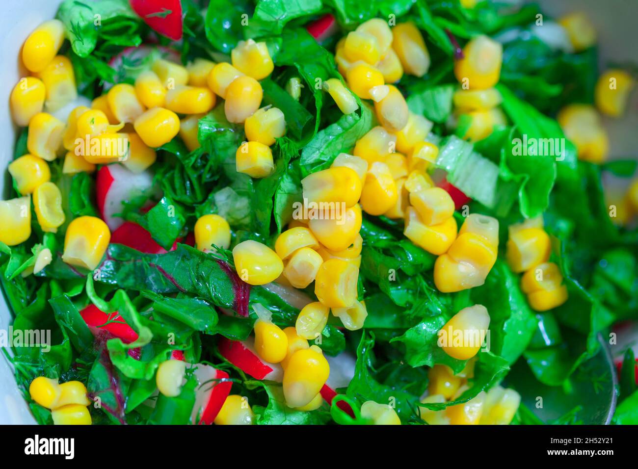 Salade saine avec cornes et légumes .Fond de la surface de la salade .Repas bio frais d'été Banque D'Images