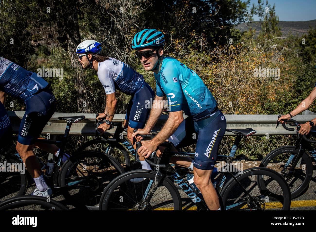 Jérusalem, Israël.06e novembre 2021.Le cycliste canadien Hugo Houle de UCI WorldTeam Astana·Premier Tech participe à une exposition organisée par UCI WorldTeam Israel Start-Up Nation (ISN) à Jérusalem.Crédit : Ilia Yefimovich/dpa/Alay Live News Banque D'Images