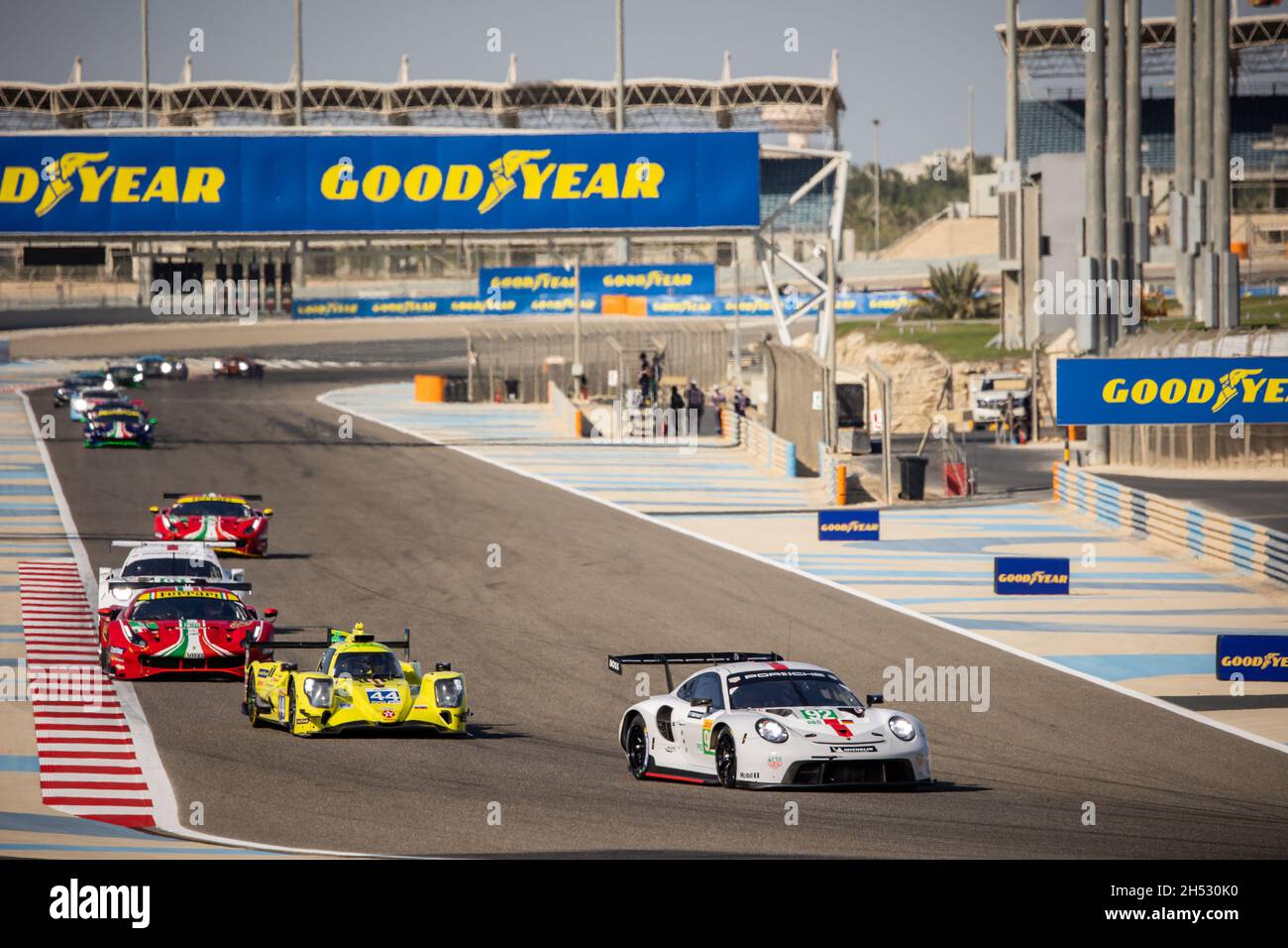 Bahreïn.06e novembre 2021.92 estre Kevin (fra), Jani Neel (che), Christensen Michael (dnk), Porsche GT Team, Porsche 911 RSR - 19, action 44 Konopka Miroslav (svk), Caldwell Oliver (gbr), Panciatici Nelson (fra), ARC Bratislava, Ligier JSP217 - Gibson, action 51 Pier Guado (gar), James gar, Ferrari (Tra), Ferrari GAR (488), Alessandro Guado (tea), Ferrari (gar, JSP217), GAR (Tra), GARAction pendant les 8 heures de Bahreïn, 6ème tour du Championnat du monde d'endurance 2021 de la FIA, FIA WEC, sur le circuit international de Bahreïn, du 4 au 6 novembre 2021 à Sakhir, Bahreïn - photo: Germain Hazard/DPPI/LiveMedia crédit: Agence photo indépendante Banque D'Images