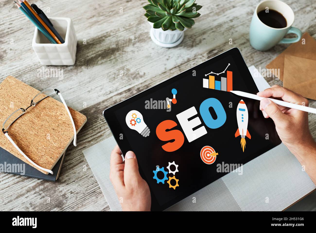 Optimisation du moteur de recherche SEO. Concept commercial et marketing numérique. Banque D'Images