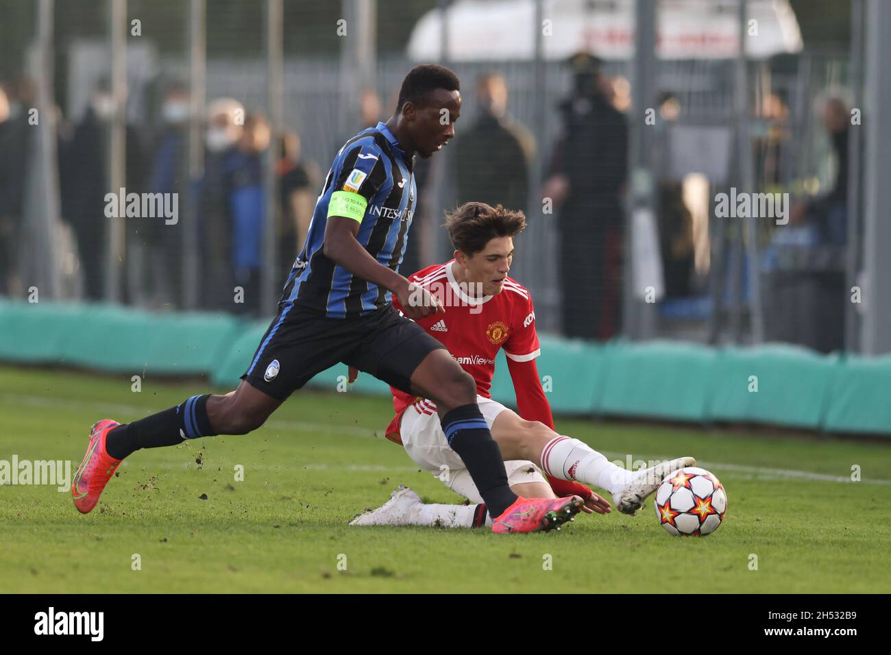 Bergame, Italie, 2 novembre 2021.Alejandro Garnacho de Manchester United s'étire pour défier Alassane Sidibe d'Atalanta lors du match de la Ligue de la Jeunesse de l'UEFA au Centro Sportivo Bortolotti, Bergame.Le crédit photo devrait se lire: Jonathan Moscrop / Sportimage Banque D'Images