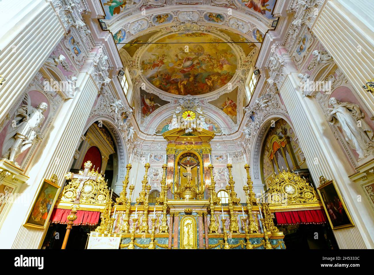 Intérieur de l'église de la Sainte Trinité (Chiesa SS Trinitá() par Corso Cottolengo dans la vieille ville de Bra, province de Cuneo, région du Piémont, n Banque D'Images