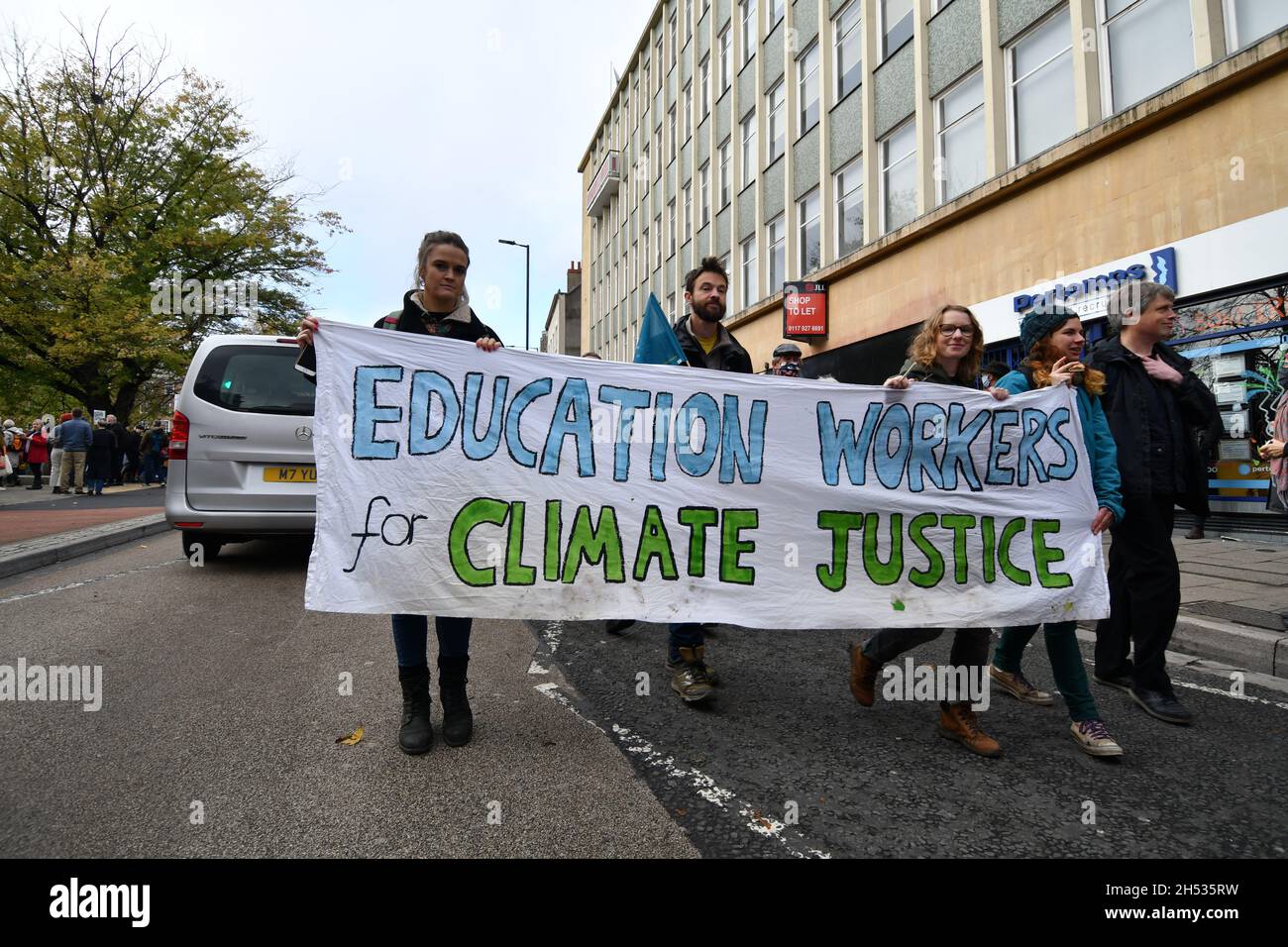 Bristol, Royaume-Uni.06e novembre 2021.Par une journée humide et terne, de nombreux manifestants de la COP26 du changement climatique ont participé dans leurs terres sur le College Green de la ville de Bristol au Royaume-Uni.Crédit photo : Robert Timoney/Alay Live News Banque D'Images