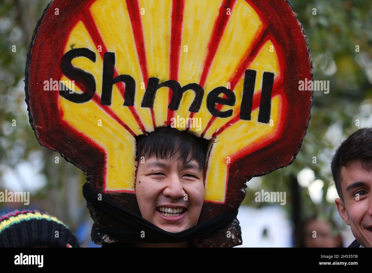 Manifestation sur le changement climatique, Birmingham, Royaume-Uni.06e novembre 2021.Des centaines de manifestants se sont rassemblés dans le centre-ville de Birmingham pour exprimer leur frustration face à l'absence de réels progrès lors des pourparlers de la COP26.Un homme porte un symbole de carburant Shell renommé Shmell.Crédit : Peter Lophan/Alay Live News Banque D'Images
