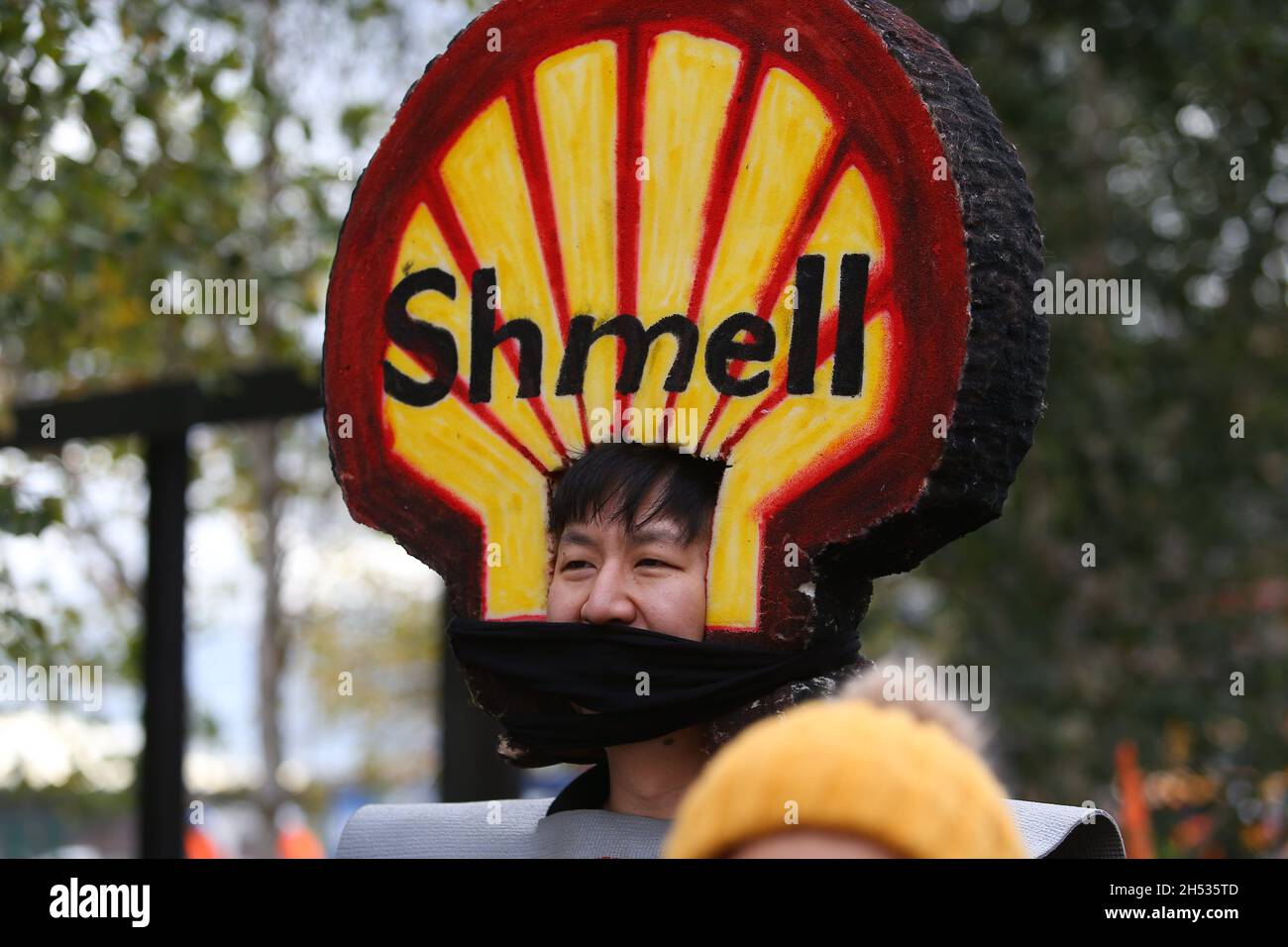 Manifestation sur le changement climatique, Birmingham, Royaume-Uni.06e novembre 2021.Des centaines de manifestants se sont rassemblés dans le centre-ville de Birmingham pour exprimer leur frustration face à l'absence de réels progrès lors des pourparlers de la COP26.Un homme porte un symbole de carburant Shell renommé Shmell.Crédit : Peter Lophan/Alay Live News Banque D'Images
