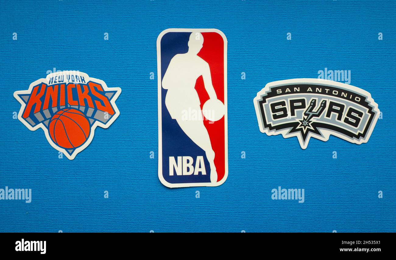 1er octobre 2021, Springfield, USA, emblèmes des équipes de basketball New York Knicks et San Antonio Spurs sur fond bleu. Banque D'Images