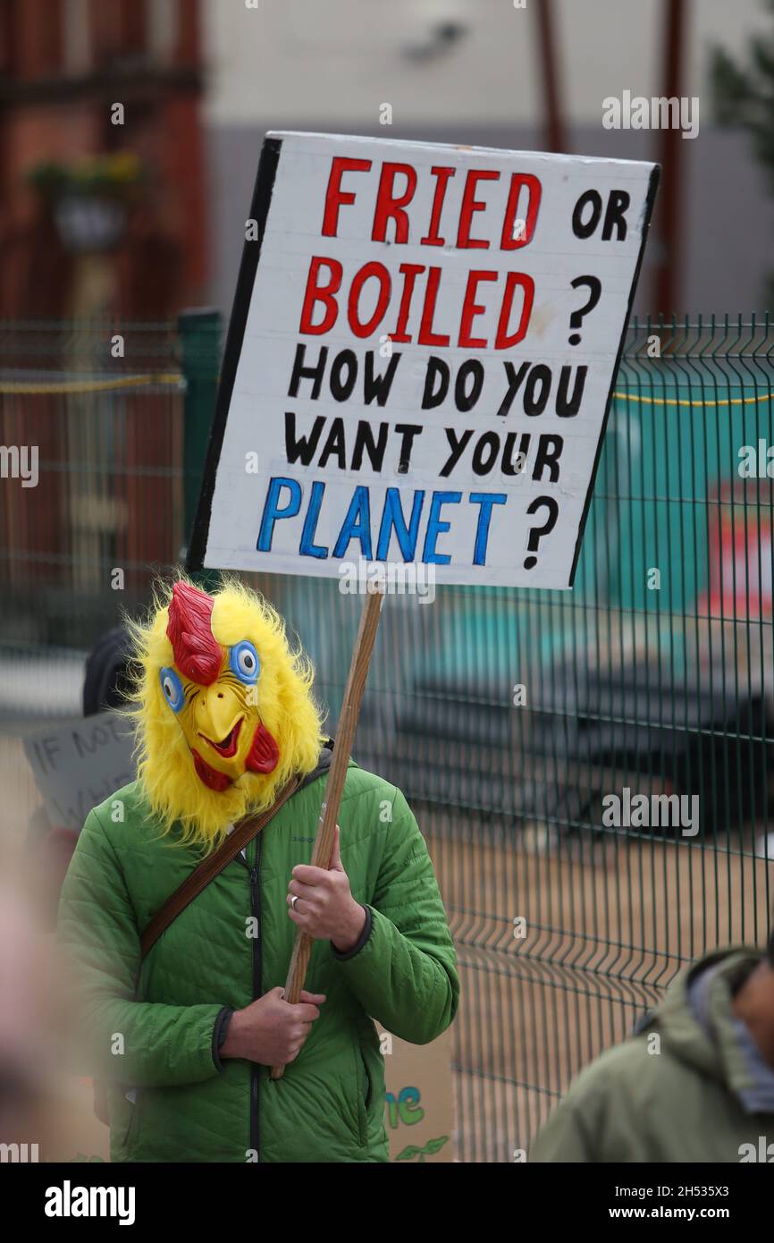 Manifestation sur le changement climatique, Birmingham, Royaume-Uni.06e novembre 2021.Des centaines de manifestants se sont rassemblés dans le centre-ville de Birmingham pour exprimer leur frustration face à l'absence de réels progrès lors des pourparlers de la COP26.Crédit : Peter Lophan/Alay Live News Banque D'Images