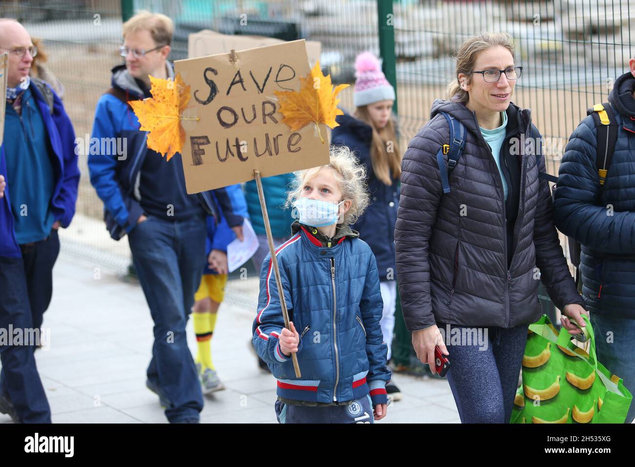 Manifestation sur le changement climatique, Birmingham, Royaume-Uni.06e novembre 2021.Des centaines de manifestants se sont rassemblés dans le centre-ville de Birmingham pour exprimer leur frustration face à l'absence de réels progrès lors des pourparlers de la COP26.Crédit : Peter Lophan/Alay Live News Banque D'Images