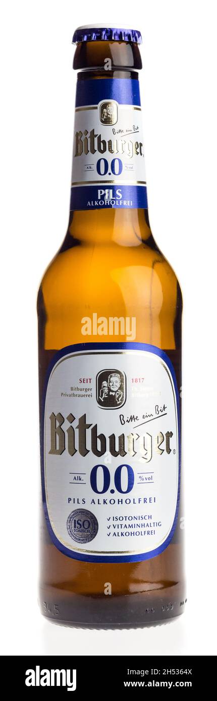 Bouteille de bière allemande sans alcool Bitburger lager isolée sur fond blanc Banque D'Images