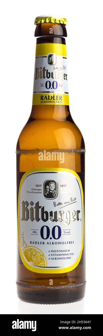 Bouteille de bière allemande au citron Bitburger non alcoolisée isolée sur fond blanc Banque D'Images