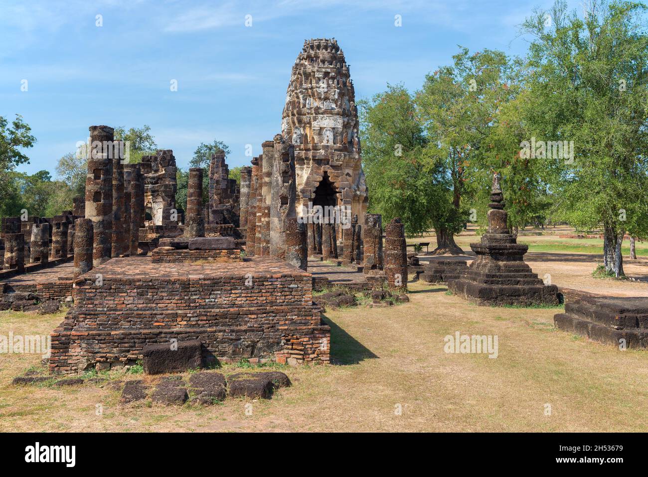 Aux ruines de l'ancien temple bouddhiste Wat Phra Pai Luang.Parc historique de la ville de Sukhothai, Thaïlande Banque D'Images