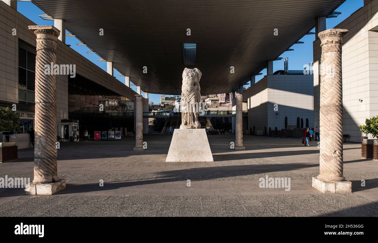 GAZIANTEP, TURQUIE - 25 OCTOBRE 2021 : Musée de la mosaïque de Zeugma à Gaziantep, Turquie.Le plus grand musée de la mosaïque du monde. Banque D'Images