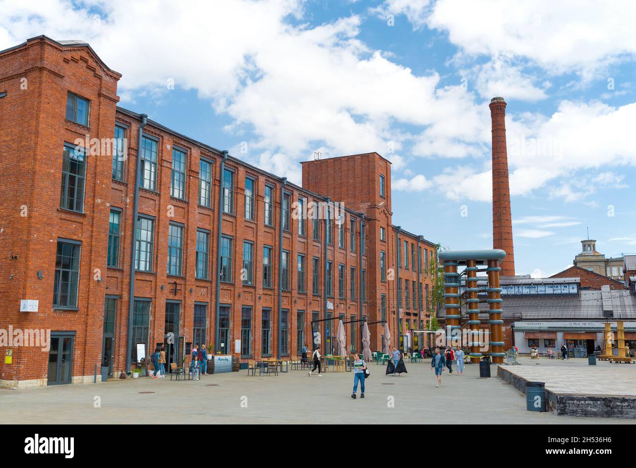 SAINT-PÉTERSBOURG, RUSSIE - 03 JUILLET 2020 : sur le territoire de l'ancienne usine 'Sevkabel', par une journée ensoleillée d'été Banque D'Images