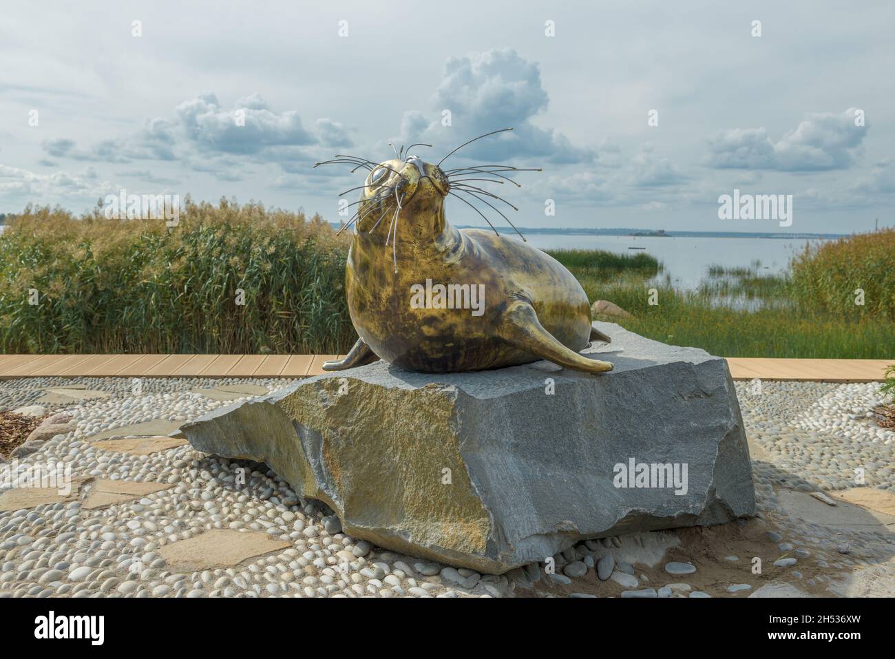 KRONSTADT, RUSSIE - 11 AOÛT 2021 : sculpture du phoque Baltique sur les rives du golfe de Finlande, l'après-midi d'août.Parc de l'île de forts Banque D'Images