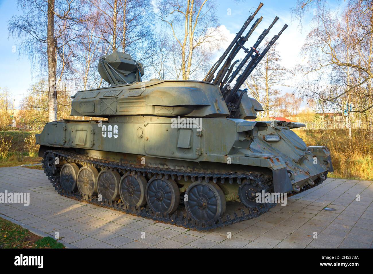 PRIOZERSK, RUSSIE - 14 AVRIL 2021 : canon automoteur antiaérien soviétique ZSU-23-4 'Shilka' en gros plan le jour ensoleillé d'octobre.Fragment de la mémoire Banque D'Images