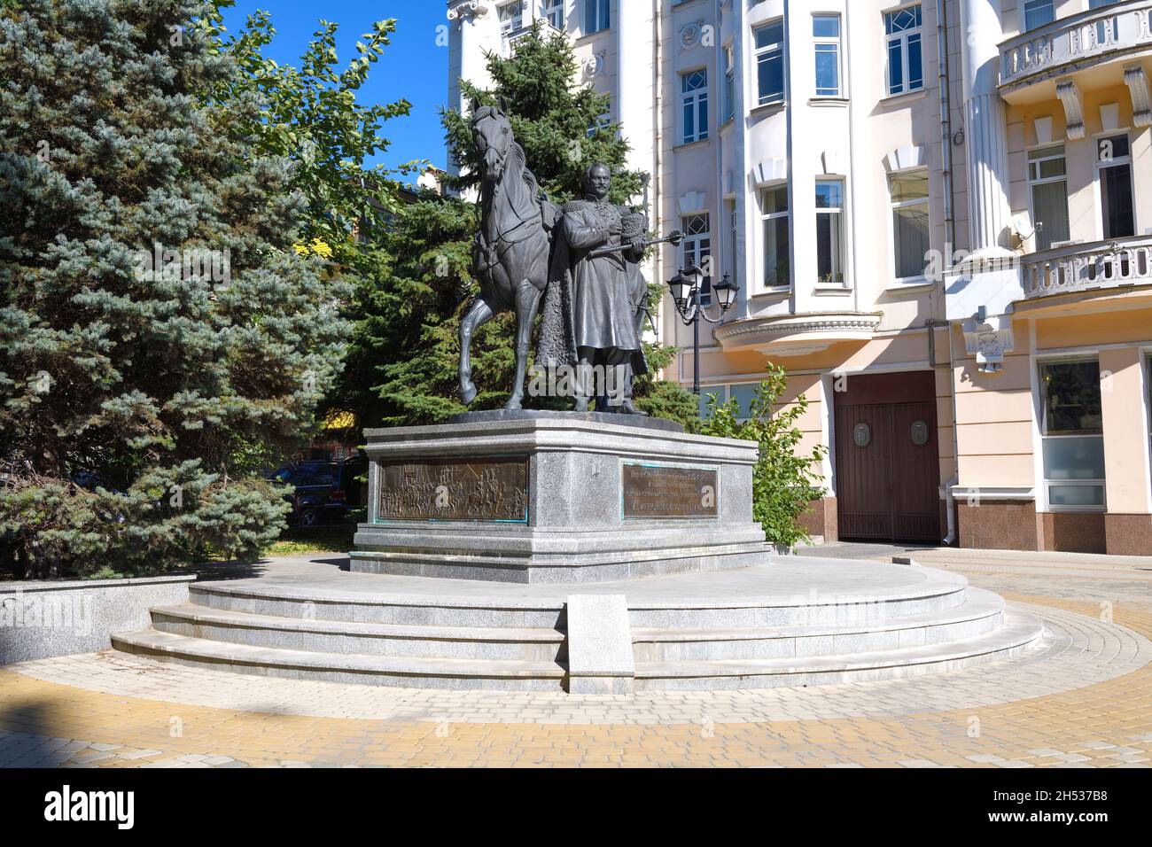 ROSTOV-SUR-LE-DON, RUSSIE - 03 OCTOBRE 2021 : vue sur le monument du seigneur de guerre Platov - le héros de la guerre de 1812 par une journée ensoleillée Banque D'Images