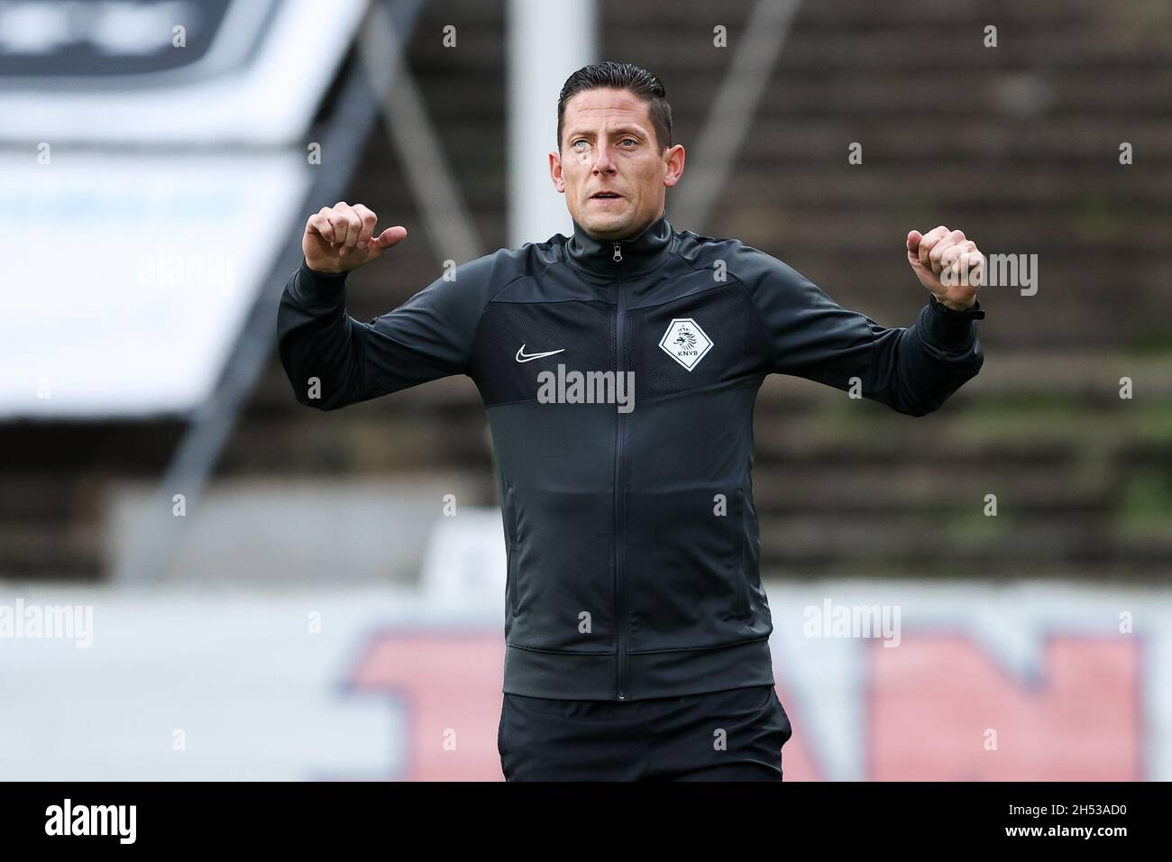 VELSEN-ZUID, PAYS-BAS - NOVEMBRE 6 : réchauffement de l'arbitre Jeroen Manschot lors du match néerlandais de Keukenkampidicoenie entre Telstar et Excelsior au stade Buko le 6 novembre 2021 à Velsen-Zuid, pays-Bas (photo de Hans van der Valk/Orange Pictures) Banque D'Images