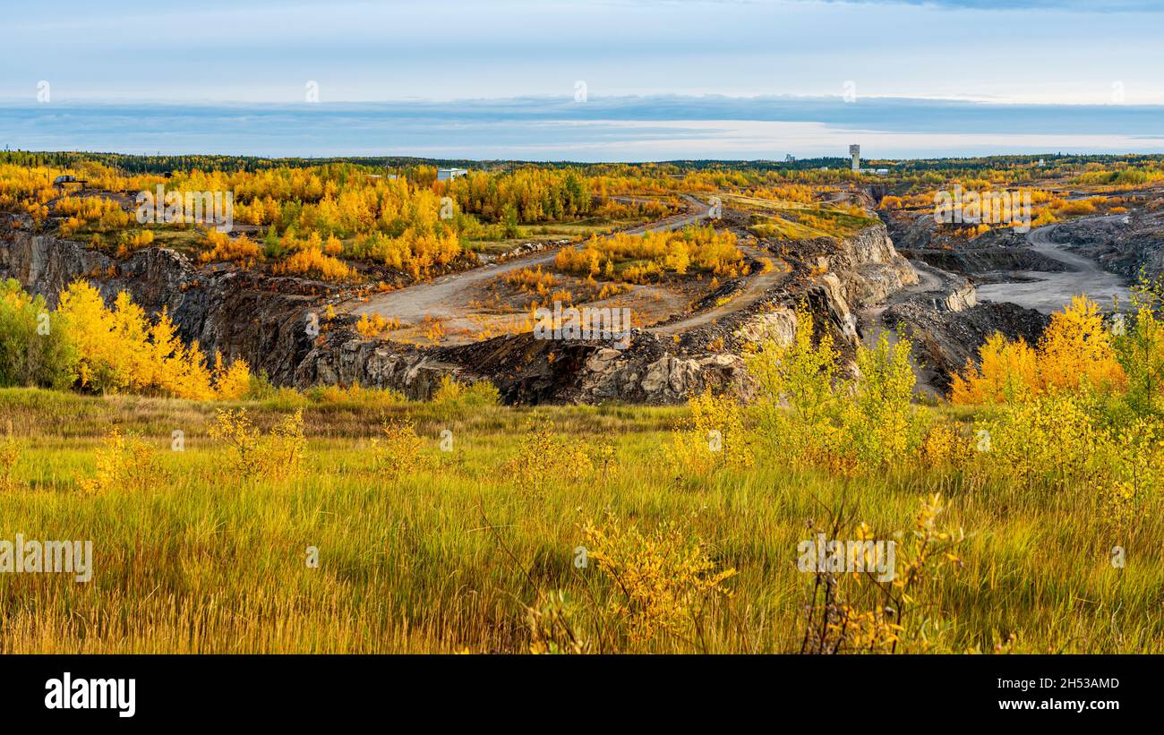 Site de la mine à ciel ouvert de nickel de Vale Canada avec feuillage d'automne à Thompson, au Manitoba, au Canada. Banque D'Images