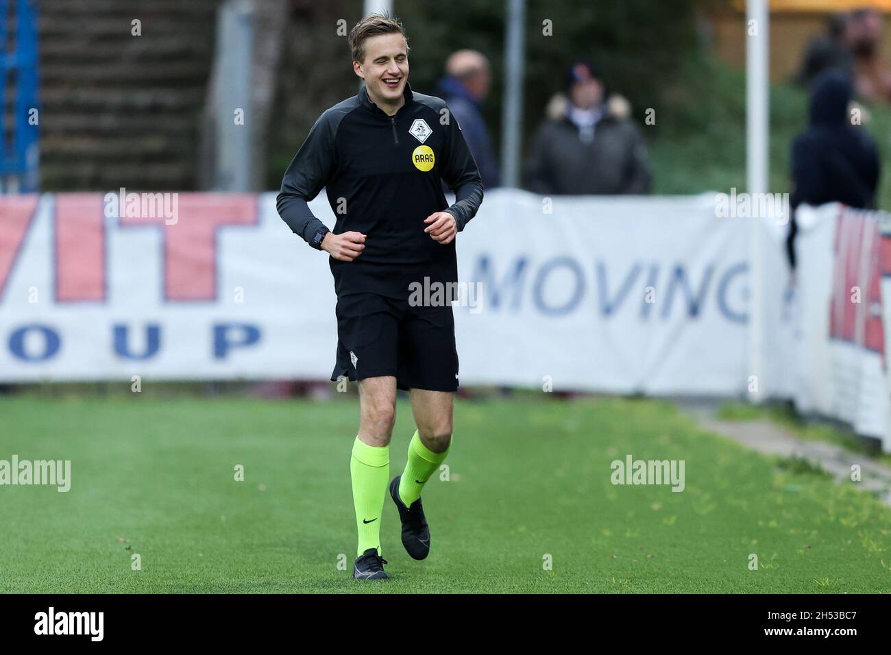 VELSEN-ZUID, PAYS-BAS - NOVEMBRE 6 : réchauffement de l'arbitre adjoint Joris Westhof lors du match néerlandais de Keukenkampidivisioenie entre Telstar et Excelsior au stade Buko, le 6 novembre 2021 à Velsen-Zuid, pays-Bas (photo de Hans van der Valk/Orange Pictures) Banque D'Images