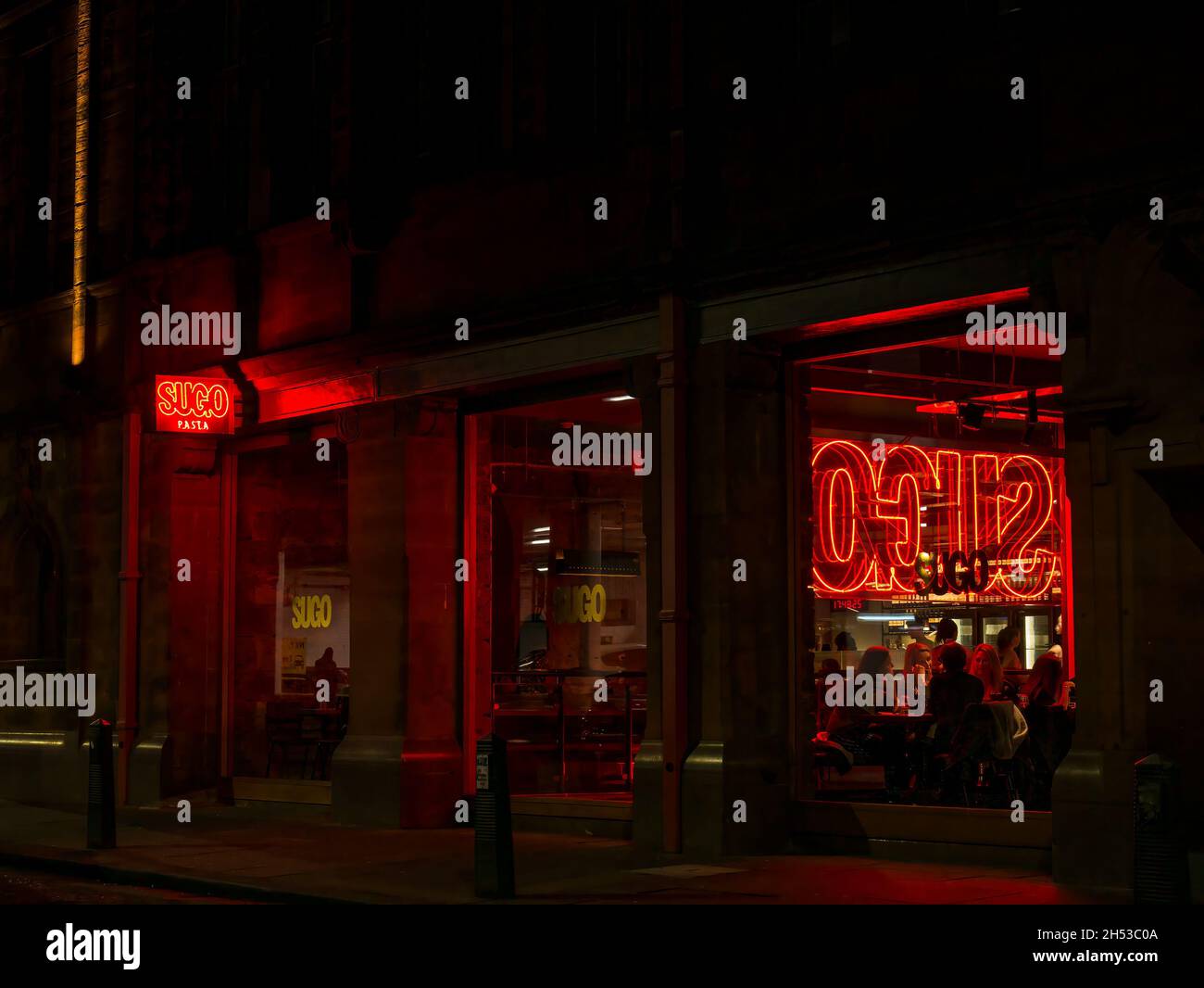 Extérieur du restaurant Sugo Pasta éclairé la nuit, Mitchell Street, Glasgow, Écosse, Royaume-Uni Banque D'Images