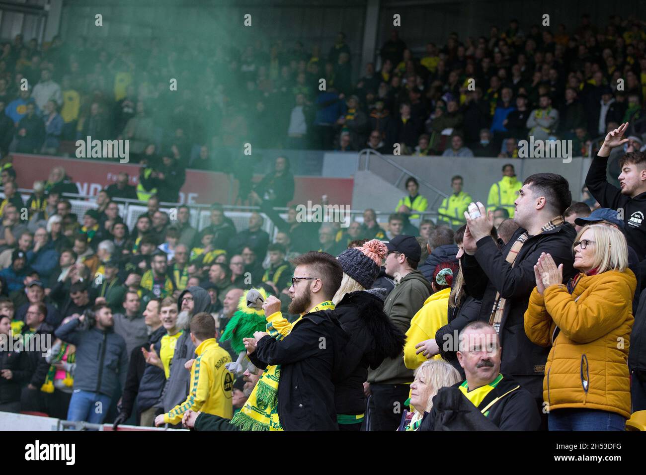 Londres, Royaume-Uni.06e novembre 2021.Les fans de Norwich célèbrent le premier but du match marqué par Mathias Normann de Norwich City lors du match de la Premier League entre Brentford et Norwich City au stade communautaire de Brentford le 6 novembre 2021 à Londres, en Angleterre.(Photo par Mick Kearns/phcimages.com) crédit: Images de la SSP/Alamy Live News Banque D'Images