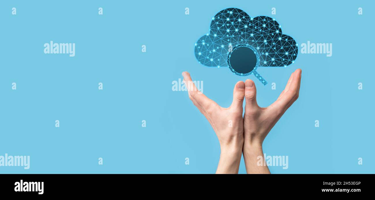 Technologie Cloud.Signe de stockage de nuage filaire polygonal avec icône de loupe de recherche sur bleu foncé.Cloud computing, Big Data Center, infrastructure future Banque D'Images