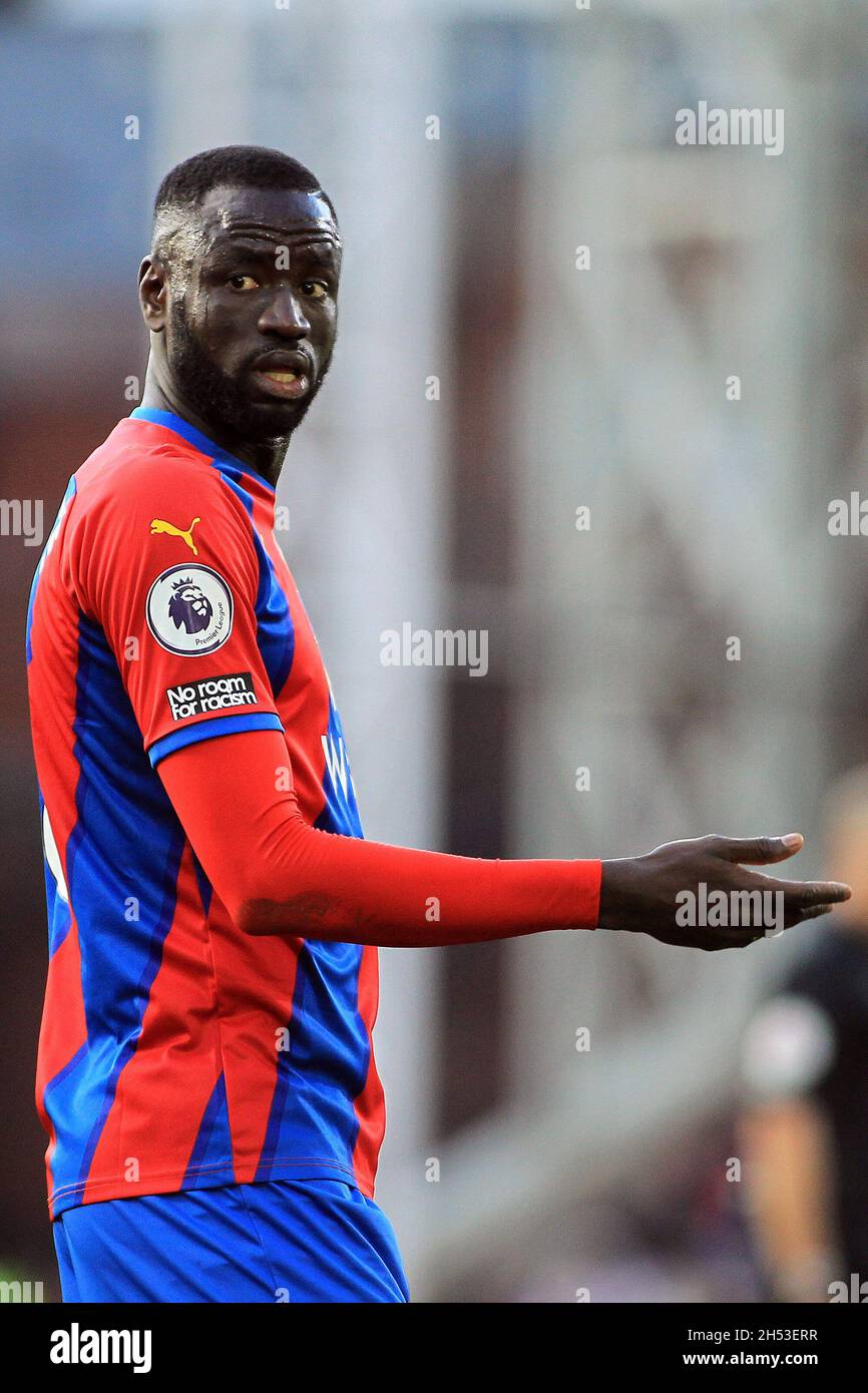 Londres, Royaume-Uni.06e novembre 2021.Cheikhou Kouyate de Crystal Palace regarde pendant le jeu.Match de première ligue, Crystal Palace v Wolverhampton Wanderers au stade Selhurst Park à Londres le samedi 6 novembre 2021. Cette image ne peut être utilisée qu'à des fins éditoriales.Utilisation éditoriale uniquement, licence requise pour une utilisation commerciale.Aucune utilisation dans les Paris, les jeux ou les publications d'un seul club/ligue/joueur. photo par Steffan Bowen/Andrew Orchard sports photographie/Alay Live news crédit: Andrew Orchard sports photographie/Alay Live News Banque D'Images