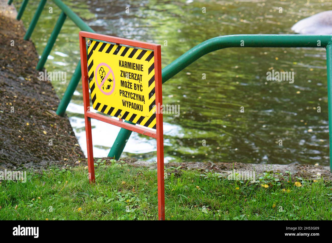 GDANSK, POLOGNE - 28 juillet 2015 : panneau d'avertissement avec texte et symbole devant un étang d'eau au zoo d'Olivia à Gdansk, Pologne Banque D'Images