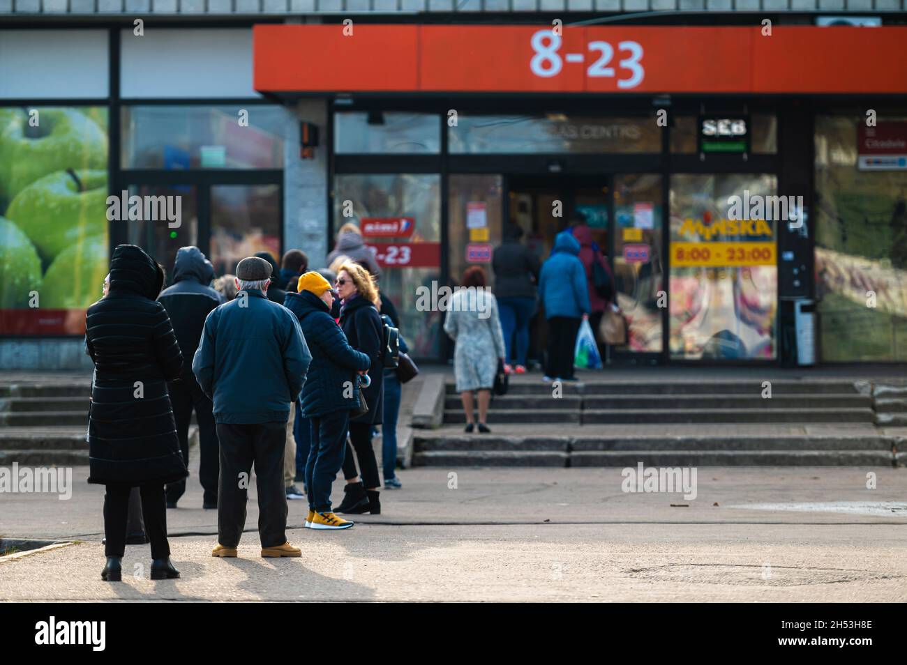 Riga, Lettonie, le 2 novembre 2021 : les acheteurs sont en file d'attente et attendent d'arriver au magasin en raison des contraintes de la pandémie Covid-19 Banque D'Images