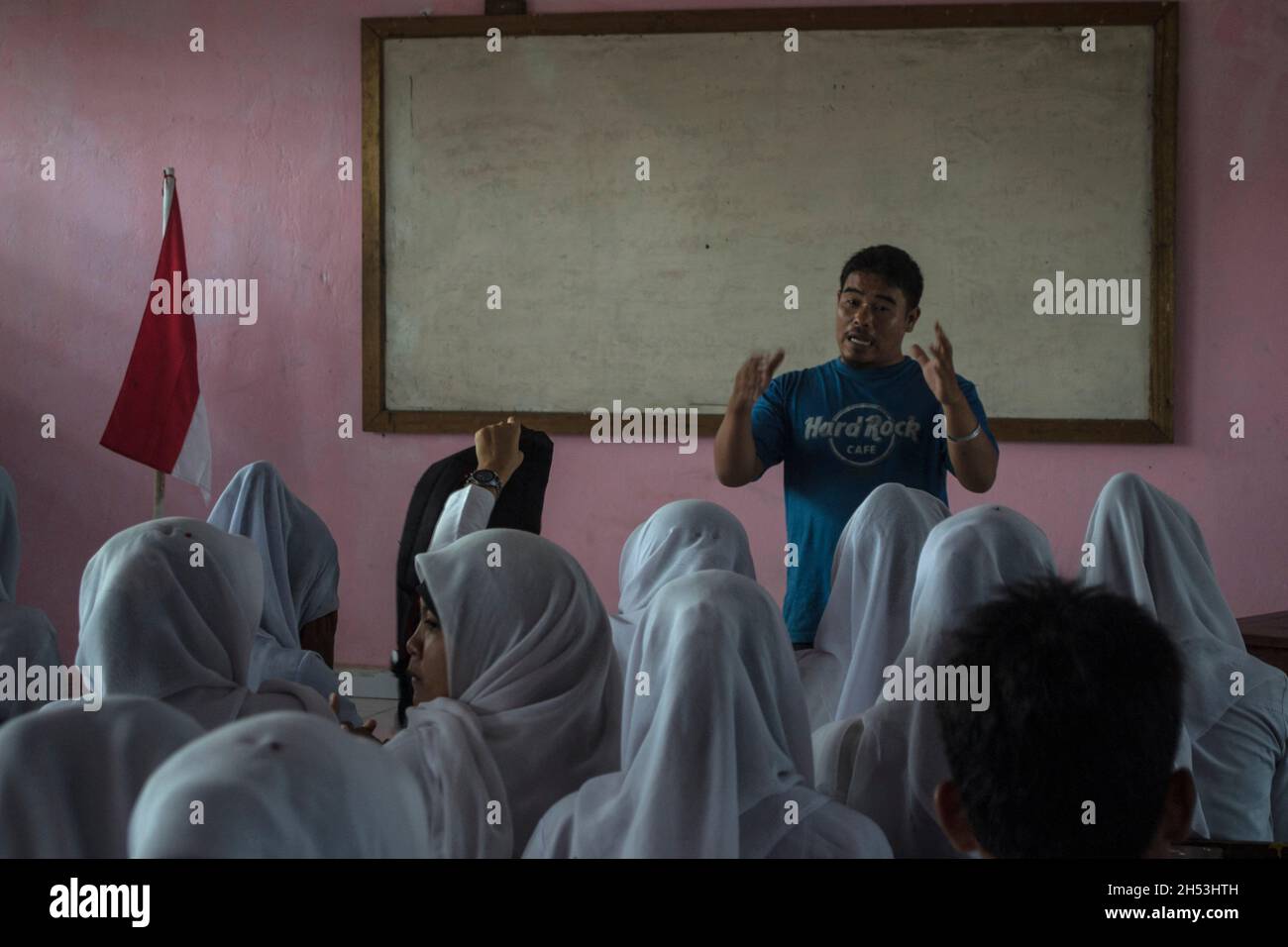 Un professeur, Edward Keliat, est vu enseigner dans une école indonésienne où parmi ses élèves se trouvent un certain nombre de peuples autochtones de la tribu Anak Dalam ou 'Jungle People' à Muara Tebo, Jambi, île de Sumatra, Indonésie.Photographié le 04 avril 2014.La tribu Anak Dalam est une tribu qui survit dans la forêt comme le parc national Bukit Tiva Puluh.Actuellement, une partie de l'existence de la Jungle People est passée à la vie moderne.Les enfants de la jungle ont maintenant goûté à l'éducation en divisant leur temps à l'école pendant une demi-semaine et une demi-semaine plus tard en revenant à la forêt.Le climat de la COP26 confère Banque D'Images