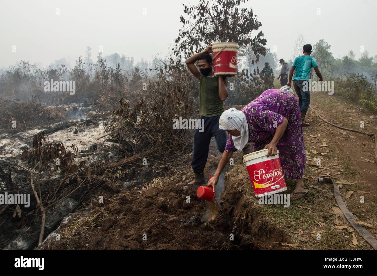 Les résidents ont vu des agents d'extinction de foyers d'incendie lors de catastrophes de brume dans leur zone de plantation à Riau, île de Sumatra, Indonésie.Photographié le 07 septembre 2015.La conférence COP26 sur le climat à Glasgow oriente les accords des pays du monde entier pour réduire les émissions de gaz à effet de serre, maintenir la température moyenne mondiale à 1.5 degrés Celsius (34.7 degrés Fahrenheit)et en protégeant la biodiversité en rétablissant les pertes forestières et la dégradation des terres d'ici la fin de 2030, en les faisant passer de 19 milliards de dollars en fonds publics et privés.Photo par Aditya Sutanta/ABACAPRESS.COM Banque D'Images