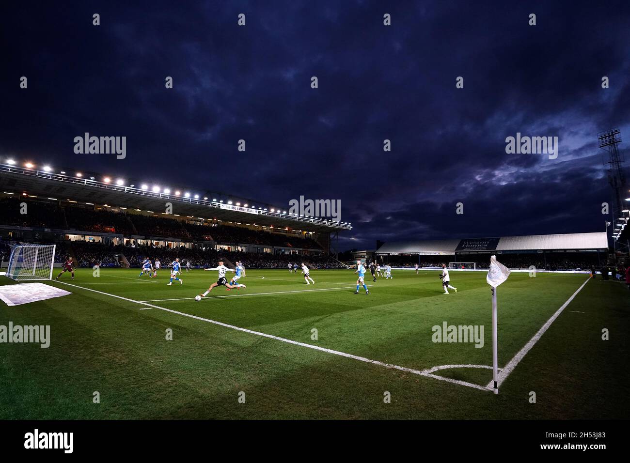 Vue générale de l'action sur le terrain alors que Antonee Robinson de Fulham traverse le ballon lors du match du championnat Sky Bet au stade ABAX, à Peterborough.Date de la photo: Samedi 6 novembre 2021. Banque D'Images