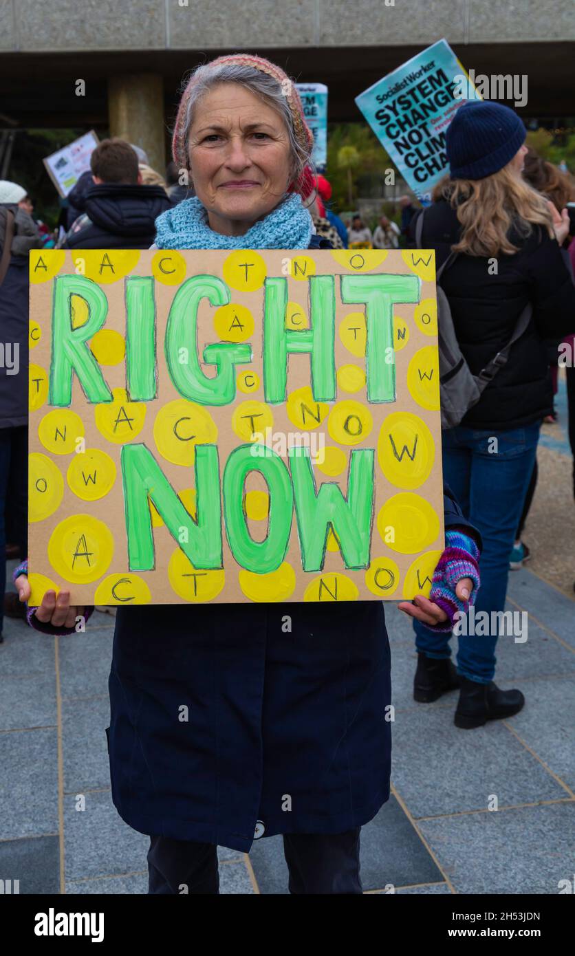 Bournemouth, Dorset, Royaume-Uni.6 novembre 2021.Manifestation et marche à Bournemouth, alors que la Coalition COP26 appelle à une Journée mondiale d'action tandis que la Conférence des Nations Unies sur les changements climatiques, COP26 se tient à Glasgow.Des manifestations ont lieu dans de nombreuses villes du pays pour faire passer le message que nous avons besoin d'agir dès MAINTENANT contre le changement climatique!Crédit : Carolyn Jenkins/Alay Live News Banque D'Images