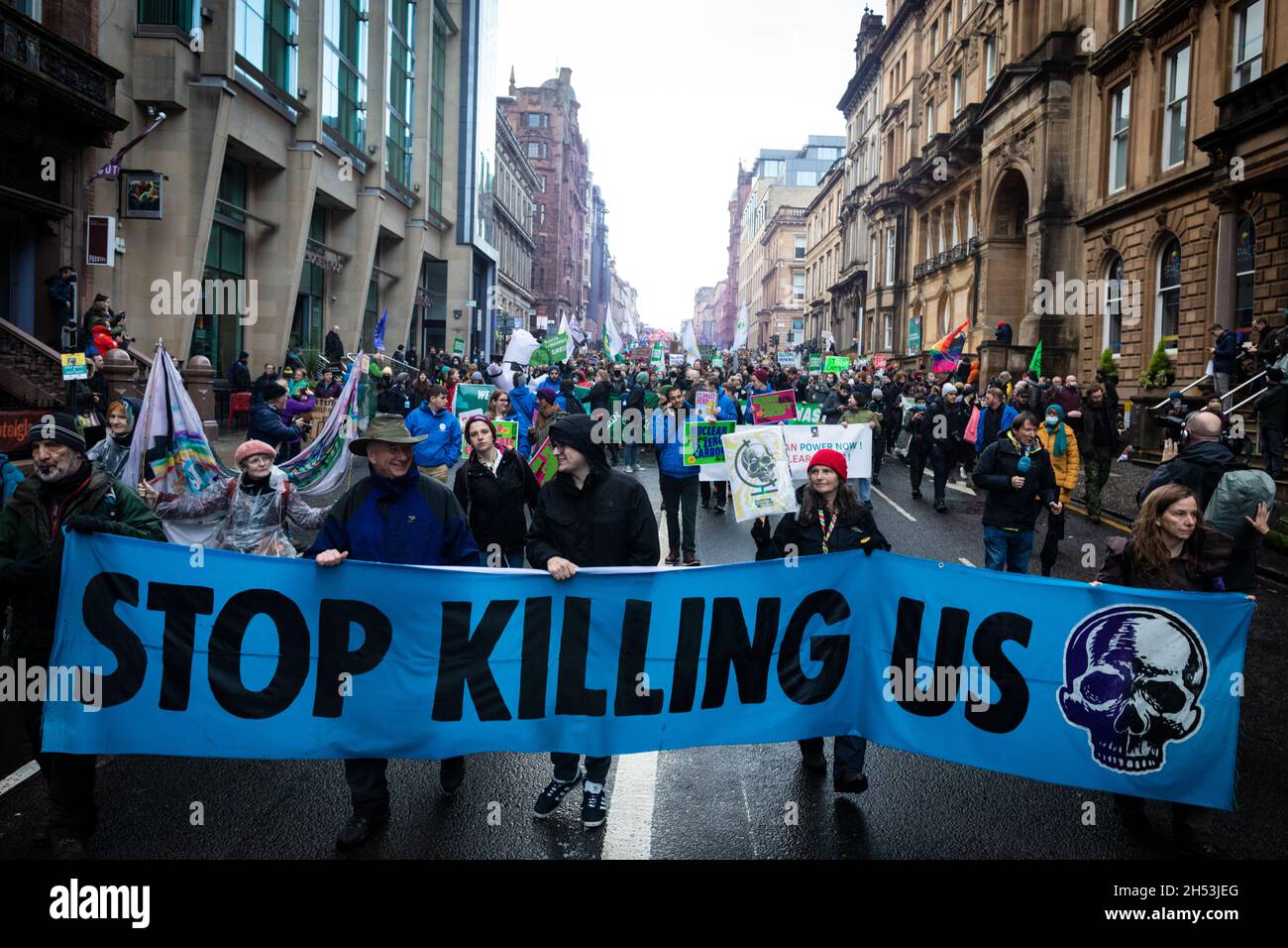 Glasgow, Royaume-Uni.06e novembre 2021.Des manifestants avec des pancartes défilent dans la ville pendant la Journée mondiale d'action.ÊThe manifestation voit des mouvements se mobiliser contre les dirigeants mondiaux participant au sommet climatique de la COP26.Credit: Andy Barton/Alay Live News Banque D'Images