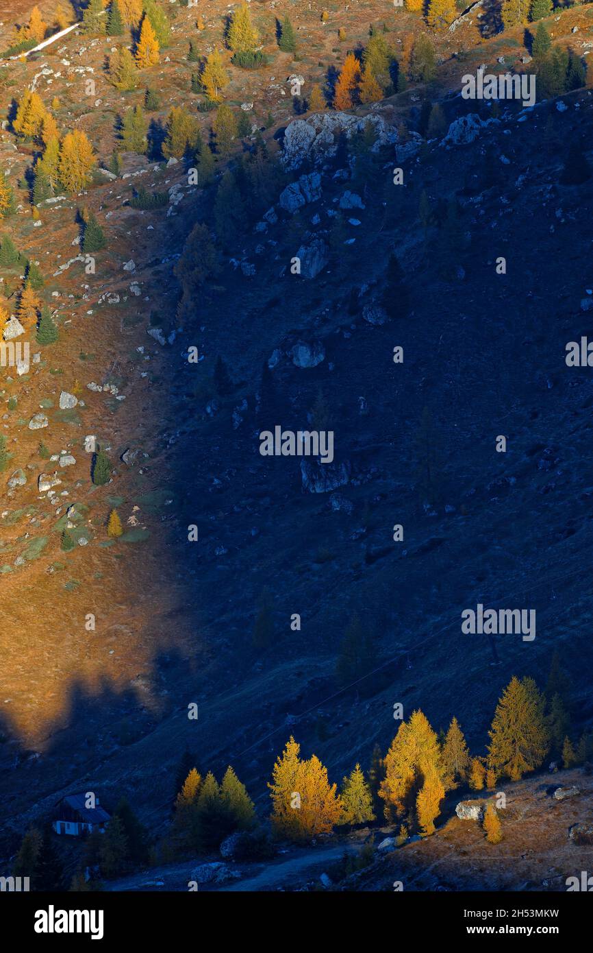 Le soleil s'élève au sommet des larches avec des lumières et des ombres sur les collines autour Banque D'Images