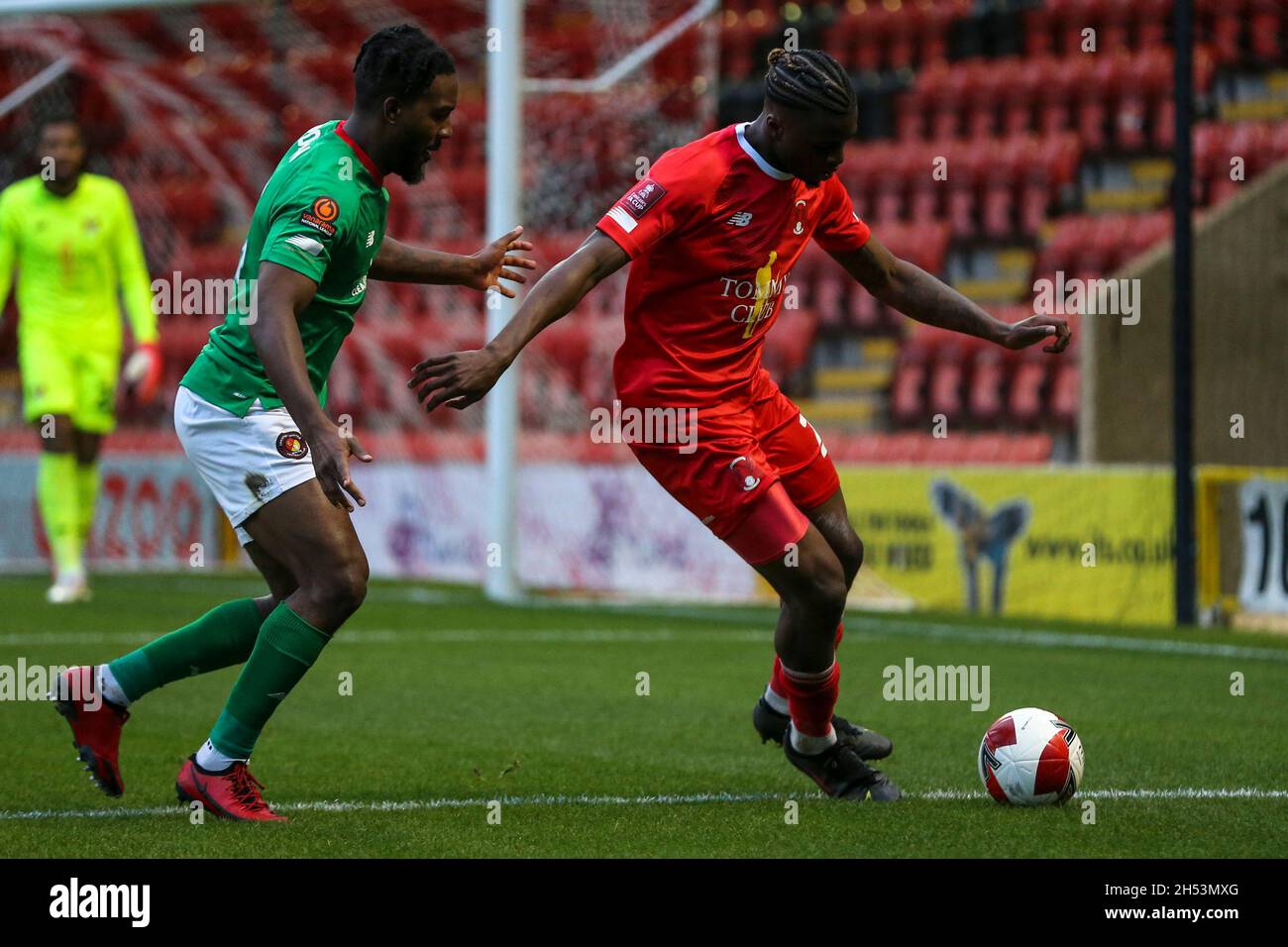 LONDRES, GBR.6 NOV Dominic Poléon d'Ebbsfleet United batailles pour possession avec Shadrach Ogie de Leyton Orient pendant le match de la coupe FA entre Leyton Orient et Ebbsfleet Uni au Matchroom Stadium, Londres, le samedi 6 novembre 2021.(Credit: Tom West | MI News) Credit: MI News & Sport /Alay Live News Banque D'Images