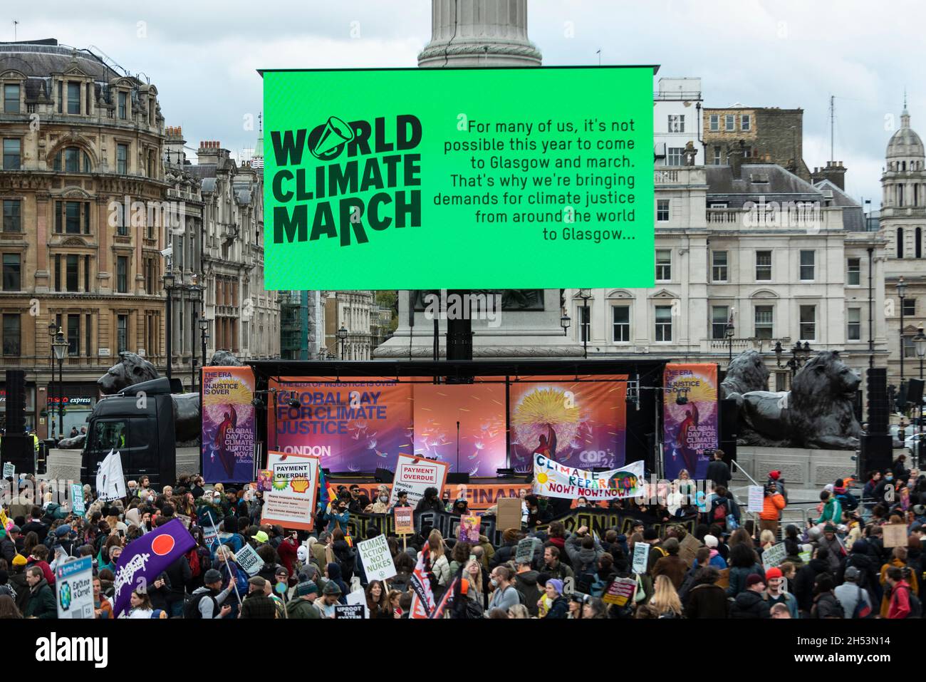 Londres, Royaume-Uni.6 novembre 2021.Les activistes du climat de Trafalgar Square pour un rassemblement dans le cadre de la Journée mondiale d’action pour la justice climatique afin d’exiger des gouvernements et des entreprises qu’ils limitent les températures mondiales à 1.5 °C et qu’ils apportent des solutions réelles et justes à la crise climatique.Cet événement, et d'autres événements dans le monde entier, coïncide avec la Conférence des Nations Unies sur les changements climatiques (COP26) qui se tient à Glasgow.Credit: Stephen Chung / Alamy Live News Banque D'Images