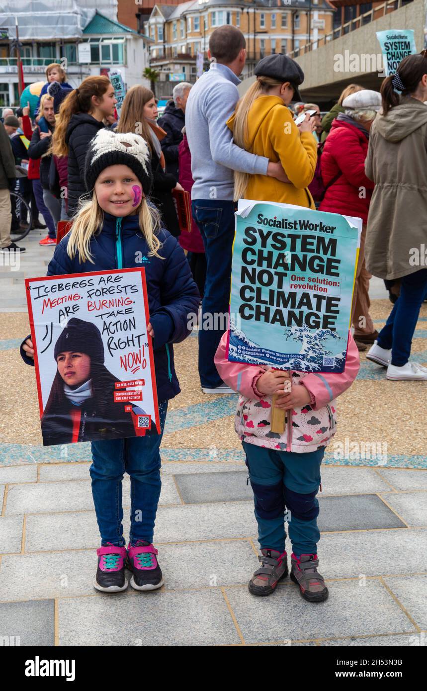 Bournemouth, Dorset, Royaume-Uni.6 novembre 2021.Manifestation et marche à Bournemouth, alors que la Coalition COP26 appelle à une Journée mondiale d'action tandis que la Conférence des Nations Unies sur les changements climatiques, COP26 se tient à Glasgow.Des manifestations ont lieu dans de nombreuses villes du pays pour faire passer le message que nous avons besoin d'agir dès MAINTENANT contre le changement climatique!(Autorisation reçue de prendre des photos des enfants affichés).Crédit : Carolyn Jenkins/Alay Live News Banque D'Images