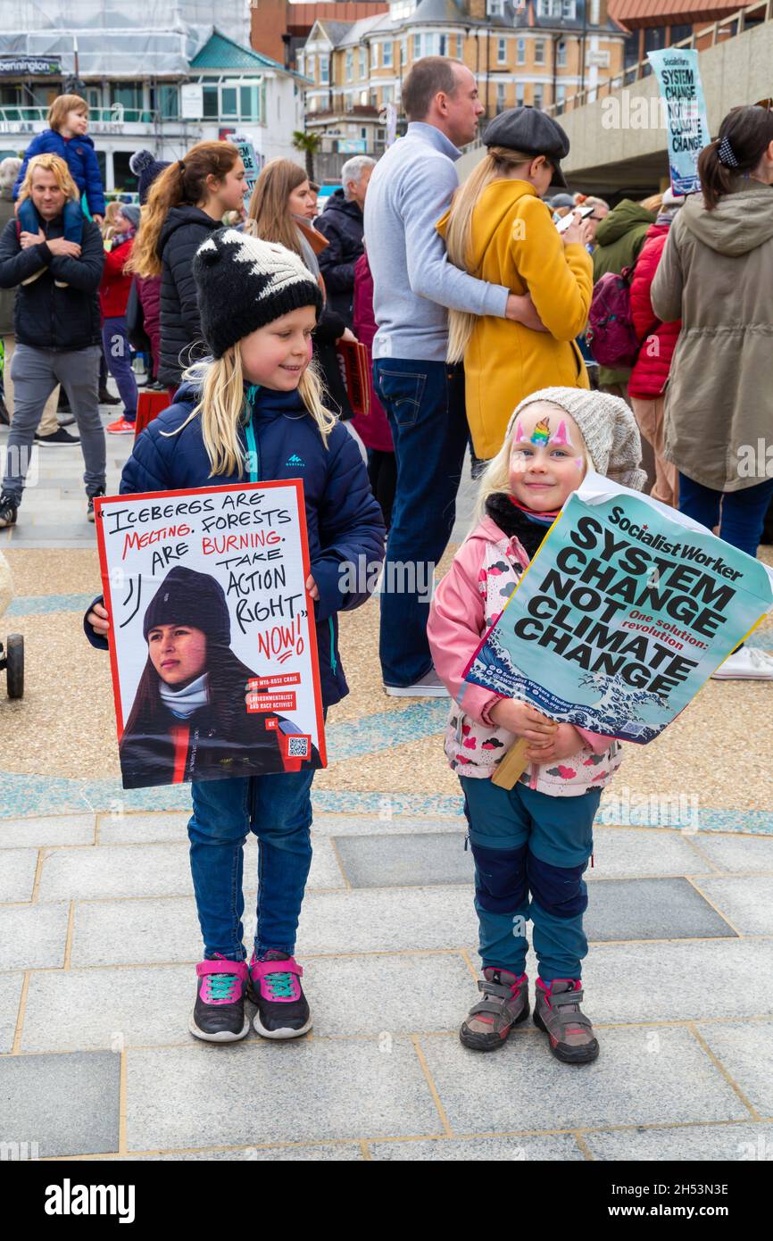 Bournemouth, Dorset, Royaume-Uni.6 novembre 2021.Manifestation et marche à Bournemouth, alors que la Coalition COP26 appelle à une Journée mondiale d'action tandis que la Conférence des Nations Unies sur les changements climatiques, COP26 se tient à Glasgow.Des manifestations ont lieu dans de nombreuses villes du pays pour faire passer le message que nous avons besoin d'agir dès MAINTENANT contre le changement climatique!(Autorisation reçue de prendre des photos des enfants affichés).Crédit : Carolyn Jenkins/Alay Live News Banque D'Images