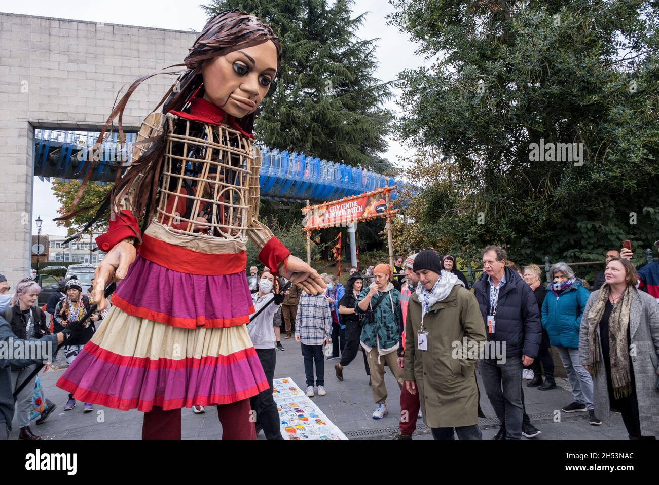 Little Amal enchante les foules de spectateurs alors qu'elle se promène dans le centre-ville le 27 octobre 2020 à Coventry, au Royaume-Uni.Little Amal est une marionnette de 3.5 mètres de haut et une œuvre d'art vivante d'un jeune enfant réfugié syrien qui a passé les 3 derniers mois à marcher 8000 km de la frontière syrienne à travers la Turquie, la Grèce, l'Italie, la France, la Suisse,L'Allemagne, la Belgique et le Royaume-Uni doivent attirer l'attention sur les besoins urgents des jeunes réfugiés.Coventry, qui a le plus grand programme syrien de réinstallation dans la région, et aussi une grande population de demandeurs d'asile, est la ville actuelle de la culture, avec un long son Banque D'Images