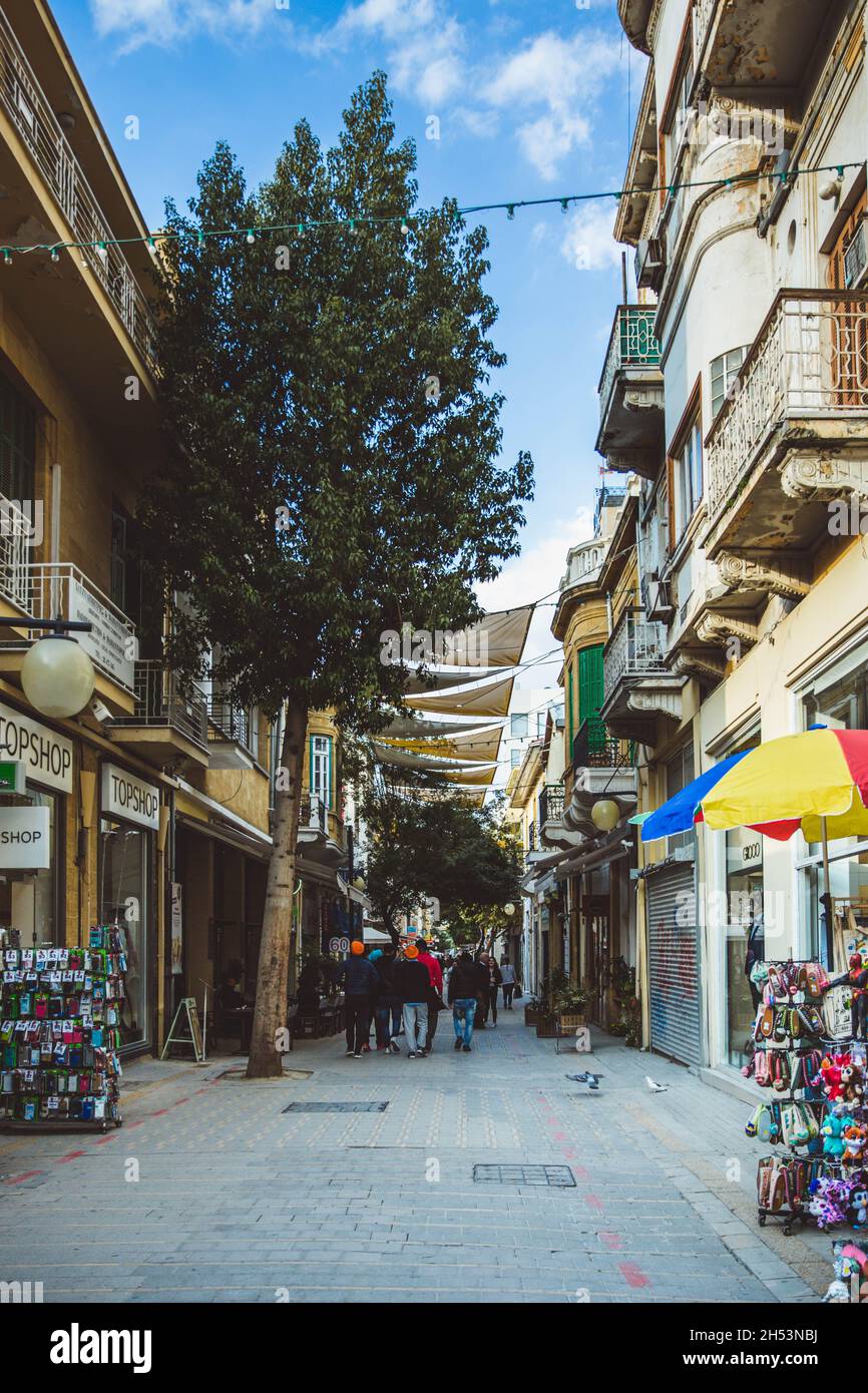 NICOSIE, CHYPRE - 20 FÉVRIER 2017 : les touristes se déplacent dans la rue Ledra - la principale avenue commerçante de Nicosie, Chypre Banque D'Images