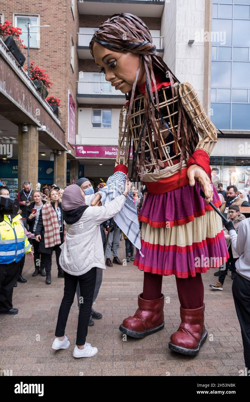 Little Amal enchante les foules de spectateurs alors qu'elle se promène dans le centre-ville le 27 octobre 2020 à Coventry, au Royaume-Uni.Little Amal est une marionnette de 3.5 mètres de haut et une œuvre d'art vivante d'un jeune enfant réfugié syrien qui a passé les 3 derniers mois à marcher 8000 km de la frontière syrienne à travers la Turquie, la Grèce, l'Italie, la France, la Suisse,L'Allemagne, la Belgique et le Royaume-Uni doivent attirer l'attention sur les besoins urgents des jeunes réfugiés.Coventry, qui a le plus grand programme syrien de réinstallation dans la région, et aussi une grande population de demandeurs d'asile, est la ville actuelle de la culture, avec un long son Banque D'Images