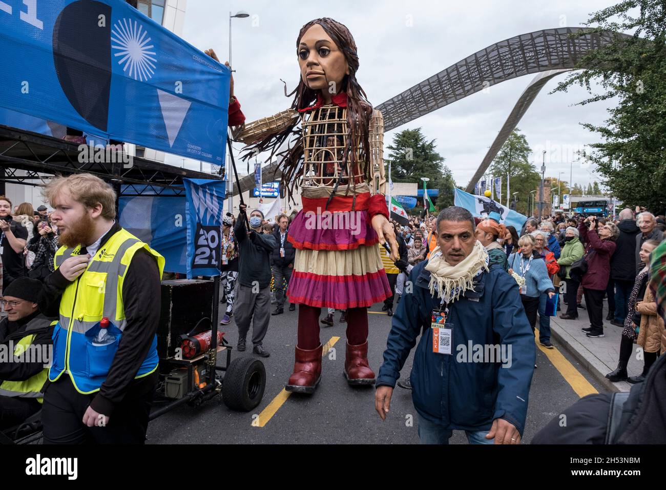 Little Amal enchante les foules de spectateurs alors qu'elle se promène dans le centre-ville le 27 octobre 2020 à Coventry, au Royaume-Uni.Little Amal est une marionnette de 3.5 mètres de haut et une œuvre d'art vivante d'un jeune enfant réfugié syrien qui a passé les 3 derniers mois à marcher 8000 km de la frontière syrienne à travers la Turquie, la Grèce, l'Italie, la France, la Suisse,L'Allemagne, la Belgique et le Royaume-Uni doivent attirer l'attention sur les besoins urgents des jeunes réfugiés.Coventry, qui a le plus grand programme syrien de réinstallation dans la région, et aussi une grande population de demandeurs d'asile, est la ville actuelle de la culture, avec un long son Banque D'Images