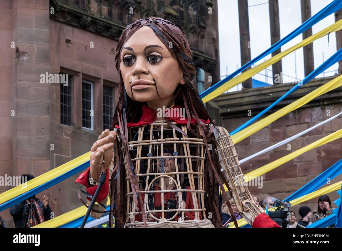 Little Amal enchante les foules de spectateurs alors qu'elle se promène dans le centre-ville le 27 octobre 2020 à Coventry, au Royaume-Uni.Little Amal est une marionnette de 3.5 mètres de haut et une œuvre d'art vivante d'un jeune enfant réfugié syrien qui a passé les 3 derniers mois à marcher 8000 km de la frontière syrienne à travers la Turquie, la Grèce, l'Italie, la France, la Suisse,L'Allemagne, la Belgique et le Royaume-Uni doivent attirer l'attention sur les besoins urgents des jeunes réfugiés.Coventry, qui a le plus grand programme syrien de réinstallation dans la région, et aussi une grande population de demandeurs d'asile, est la ville actuelle de la culture, avec un long son Banque D'Images