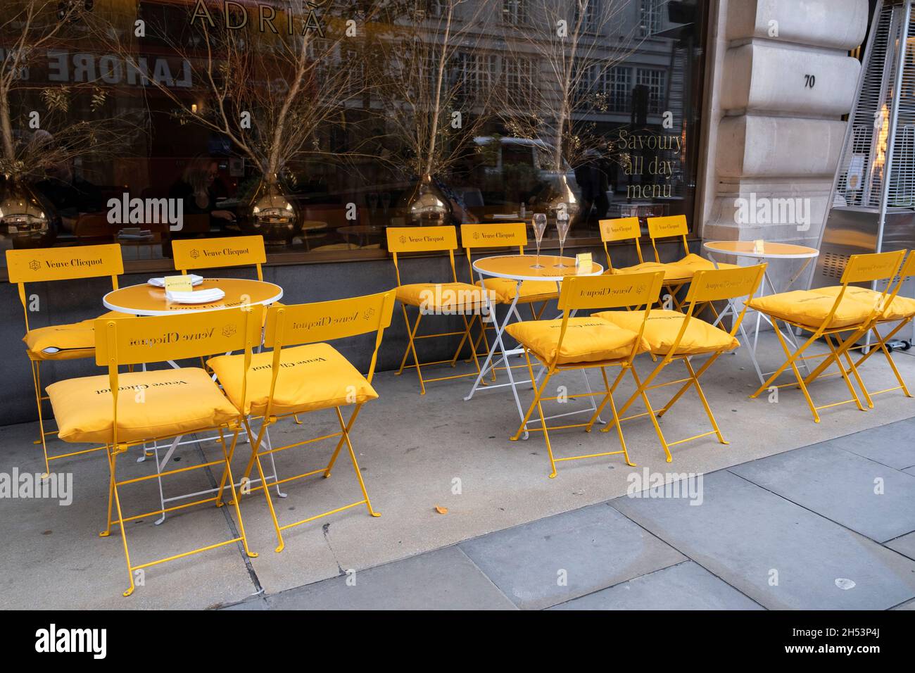 Salon veuve Clicot devant un bar à champagne sur Regent Street le 19 octobre 2021 à Londres, Royaume-Uni.Veuve Clicquot Ponsardin est une maison de Champagne basée à Reims.C'est l'une des plus grandes maisons de Champagne.Madame Clicquot est reconnue pour ses découvertes majeures, créant le premier champagne vintage connu en 1810. Banque D'Images