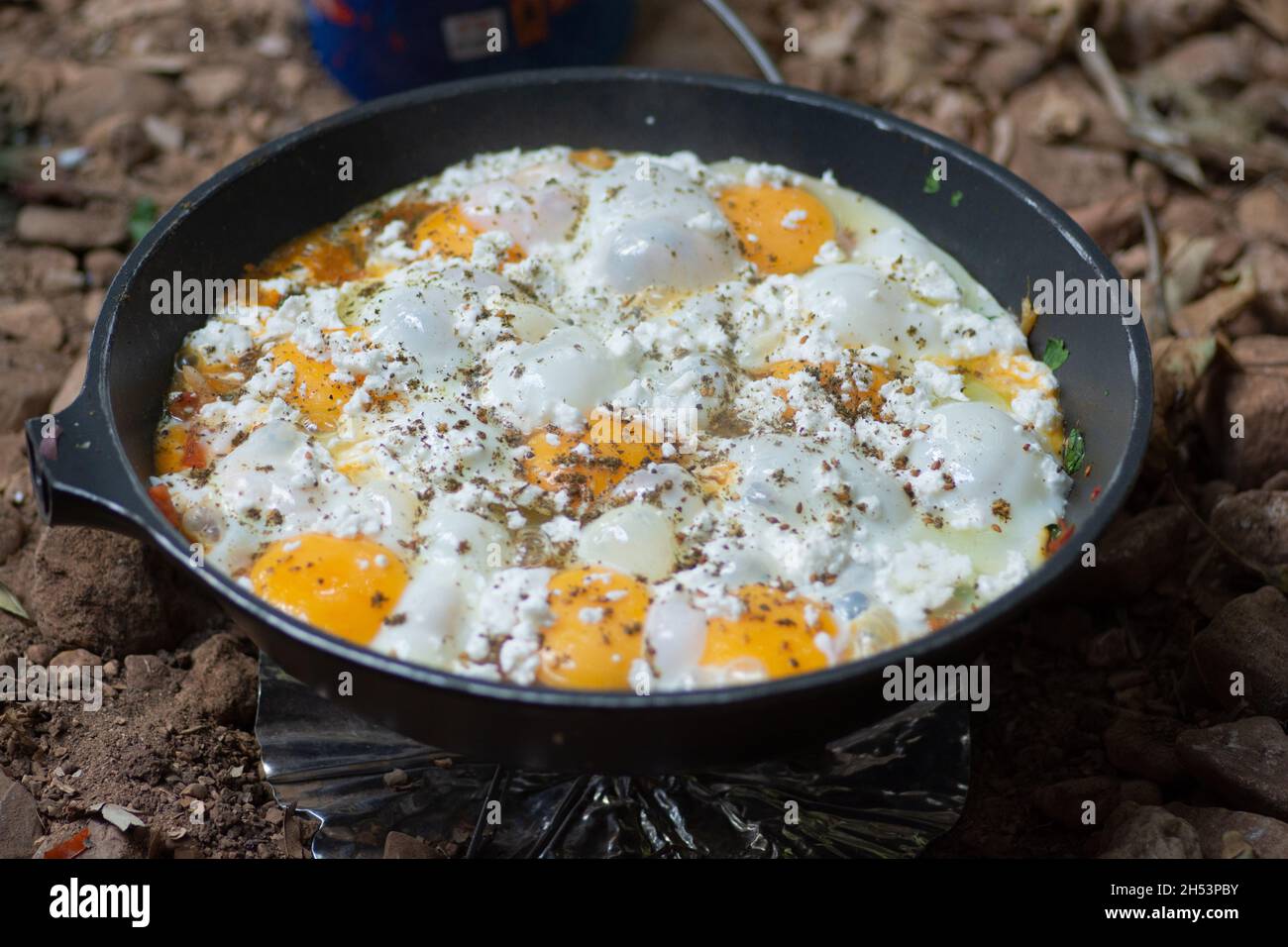 Shakshouka, un plat traditionnel d'œufs pochés en sauce aux tomates, à la harissa, à l'huile d'olive, à l'oignon, à l'ail et aux épices,bouillie dans une casserole à l'extérieur Banque D'Images