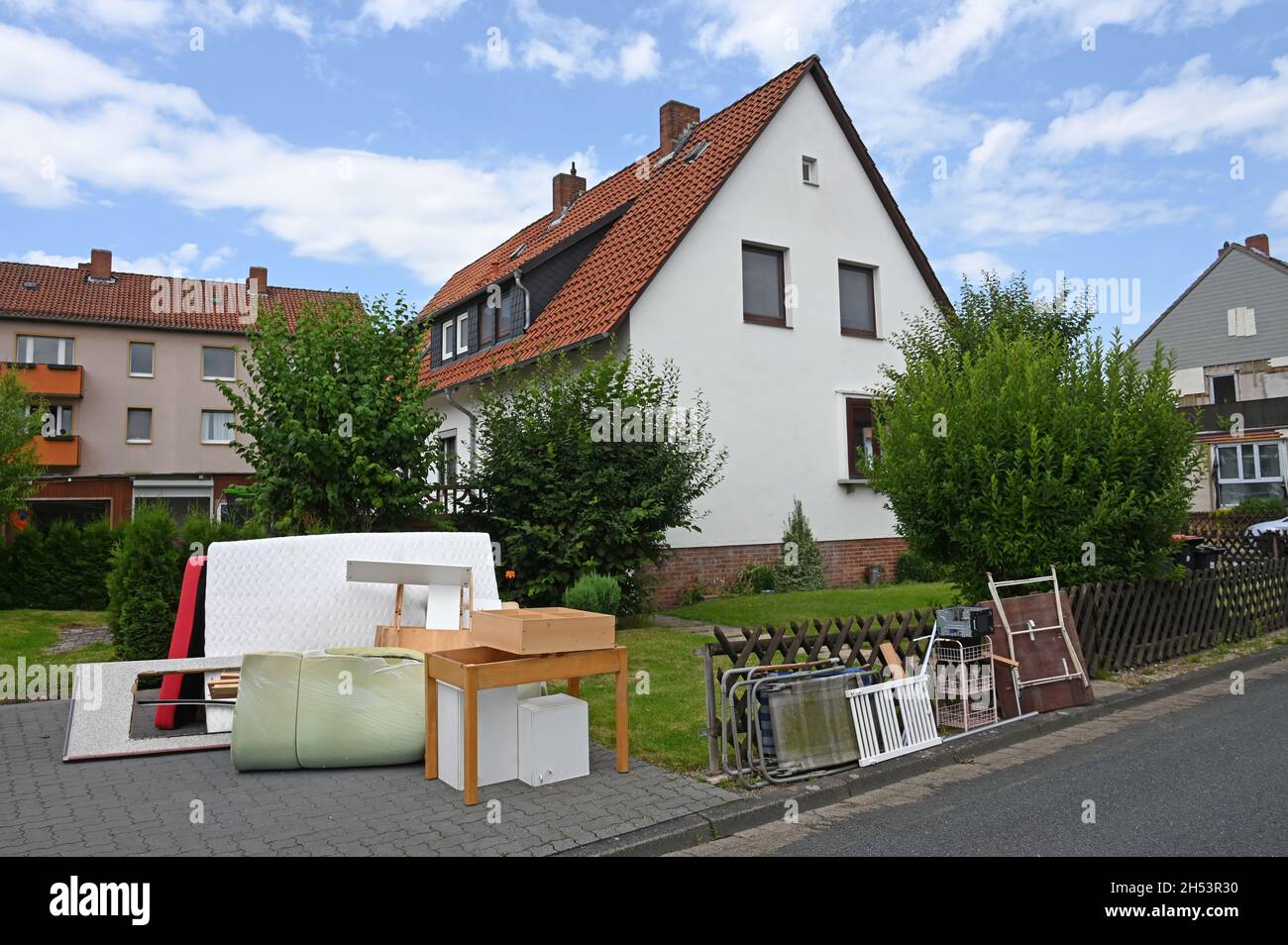 Déchets encombrants devant un bâtiment résidentiel des années 1960 Banque D'Images