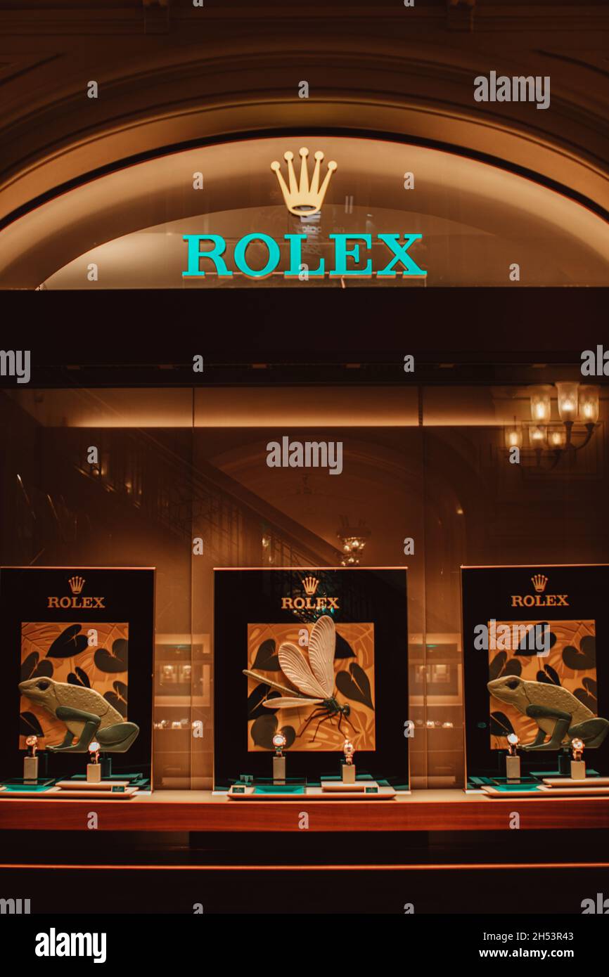 Publicité de montres Rolex dans la fenêtre d'un magasin de montres en GOMME.Rolex est une marque mondiale de montres de luxe comptant sur 4,000 horlogers dans plus de 100 c Banque D'Images