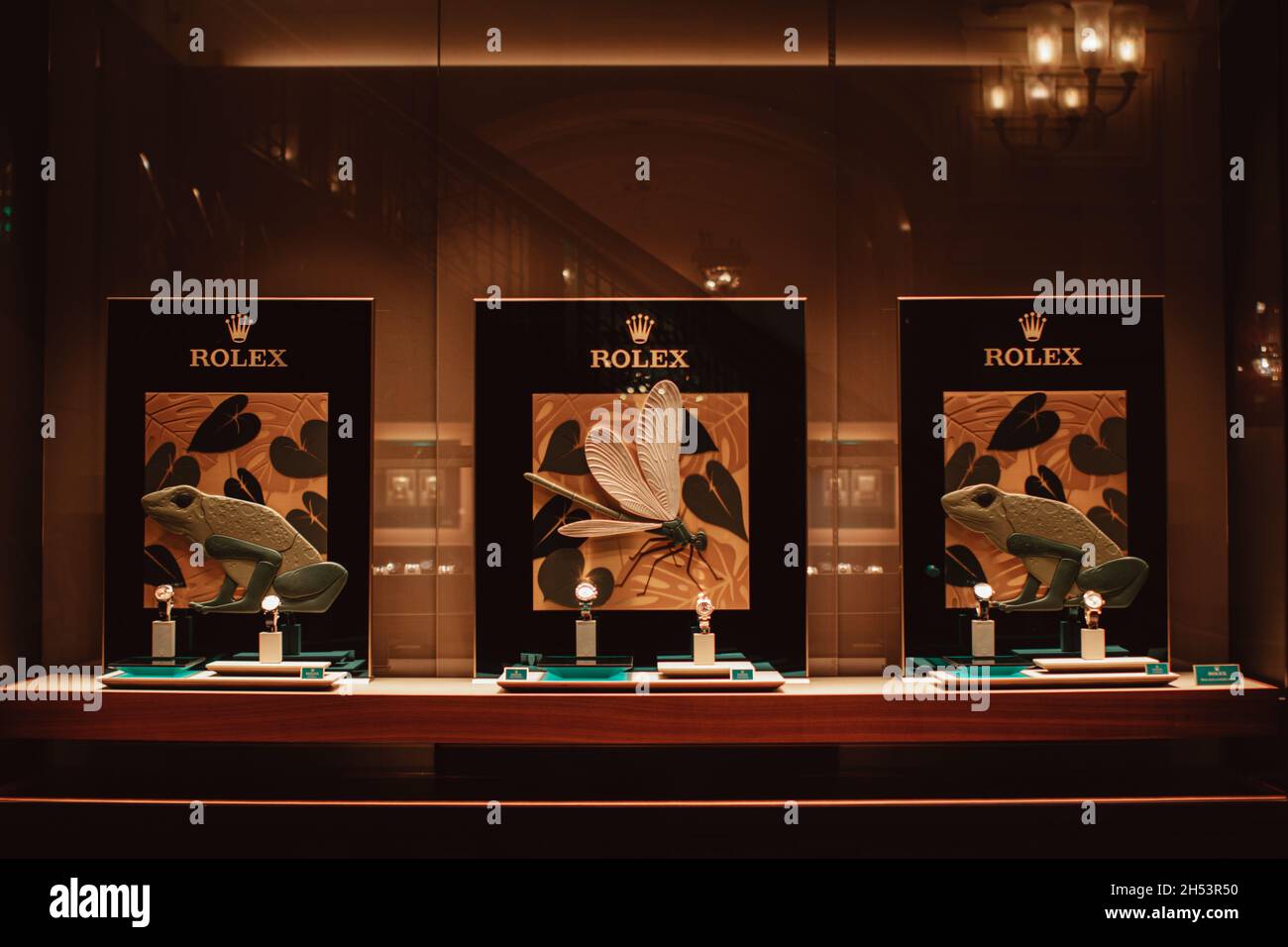 Publicité de montres Rolex dans la fenêtre d'un magasin de montres en GOMME.Rolex est une marque mondiale de montres de luxe comptant sur 4,000 horlogers dans plus de 100 c Banque D'Images