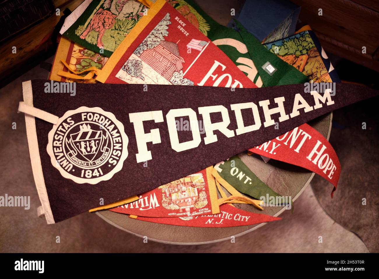Une suspension Vintage Fordham University à vendre à Santa Fe, Nouveau-Mexique, magasin d'antiquités.Fordham est une université jésuite privée dans le Bronx, New York. Banque D'Images
